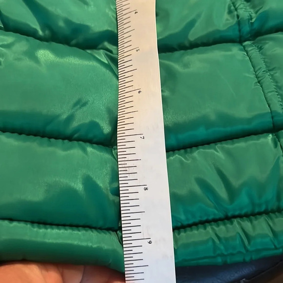 Old Navy Girls Green Puffer Vest.  Size Small - Picture 9 of 10